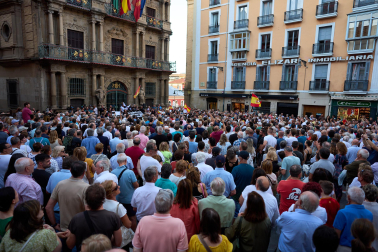 Fotos de la concentración de apoyo a Ceuta celebrada en la plaza Consistorial en Pamplona