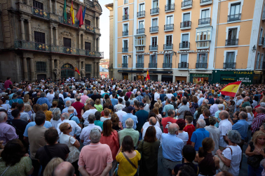 Fotos de la concentración de apoyo a Ceuta celebrada en la plaza Consistorial en Pamplona