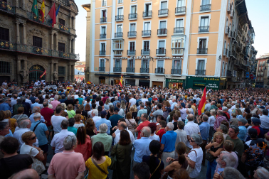 Fotos de la concentración de apoyo a Ceuta celebrada en la plaza Consistorial en Pamplona