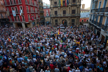 Fotos de la concentración de apoyo a Ceuta celebrada en la plaza Consistorial en Pamplona