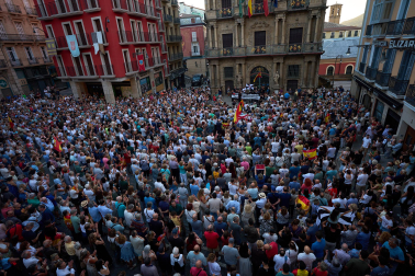 Fotos de la concentración de apoyo a Ceuta celebrada en la plaza Consistorial en Pamplona