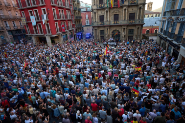 Fotos de la concentración de apoyo a Ceuta celebrada en la plaza Consistorial en Pamplona