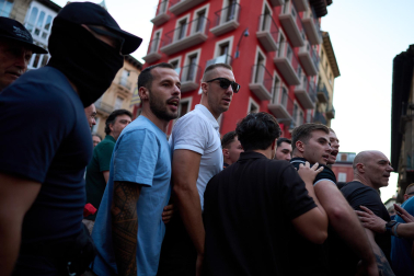 Fotos de la concentración de apoyo a Ceuta celebrada en la plaza Consistorial en Pamplona