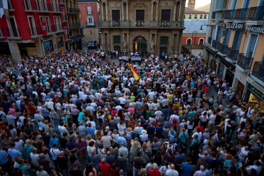Fotos de la concentración de apoyo a Ceuta celebrada en la plaza Consistorial en Pamplona