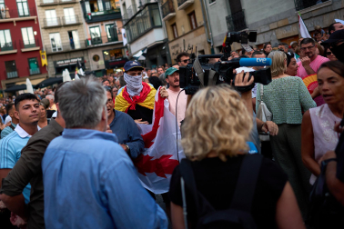 Fotos de la concentración de apoyo a Ceuta celebrada en la plaza Consistorial en Pamplona