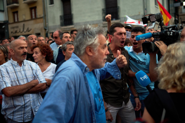 Fotos de la concentración de apoyo a Ceuta celebrada en la plaza Consistorial en Pamplona