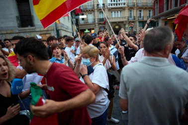 Fotos de la concentración de apoyo a Ceuta celebrada en la plaza Consistorial en Pamplona