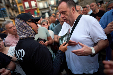 Fotos de la concentración de apoyo a Ceuta celebrada en la plaza Consistorial en Pamplona