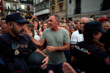 Fotos de la concentración de apoyo a Ceuta celebrada en la plaza Consistorial en Pamplona
