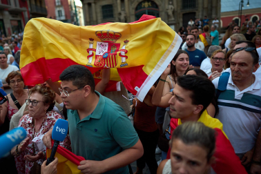 Fotos de la concentración de apoyo a Ceuta celebrada en la plaza Consistorial en Pamplona