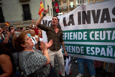 Fotos de la concentración de apoyo a Ceuta celebrada en la plaza Consistorial en Pamplona