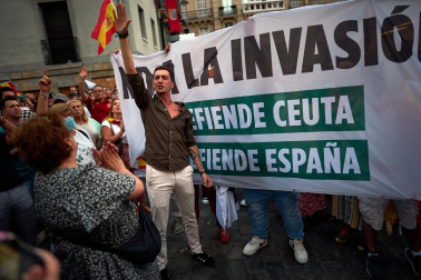Fotos de la concentración de apoyo a Ceuta celebrada en la plaza Consistorial en Pamplona