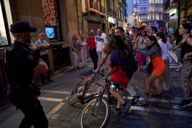 Fotos de la concentración de apoyo a Ceuta celebrada en la plaza Consistorial en Pamplona