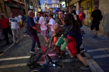 Fotos de la concentración de apoyo a Ceuta celebrada en la plaza Consistorial en Pamplona