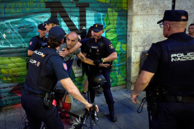 Fotos de la concentración de apoyo a Ceuta celebrada en la plaza Consistorial en Pamplona