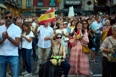 Fotos de la concentración de apoyo a Ceuta celebrada en la plaza Consistorial en Pamplona