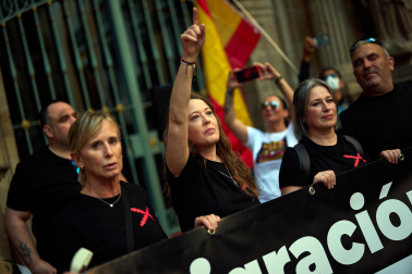 Fotos de la concentración de apoyo a Ceuta celebrada en la plaza Consistorial en Pamplona