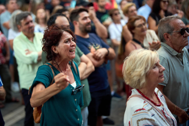 Fotos de la concentración de apoyo a Ceuta celebrada en la plaza Consistorial en Pamplona