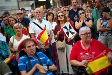 Fotos de la concentración de apoyo a Ceuta celebrada en la plaza Consistorial en Pamplona