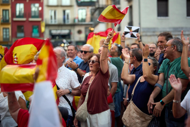 Fotos de la concentración de apoyo a Ceuta celebrada en la plaza Consistorial en Pamplona