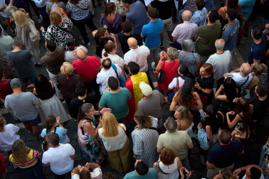 Fotos de la concentración de apoyo a Ceuta celebrada en la plaza Consistorial en Pamplona