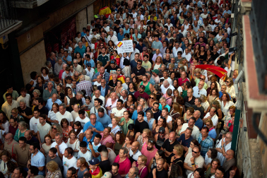 Fotos de la concentración de apoyo a Ceuta celebrada en la plaza Consistorial en Pamplona