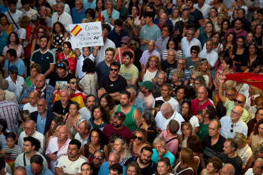 Fotos de la concentración de apoyo a Ceuta celebrada en la plaza Consistorial en Pamplona