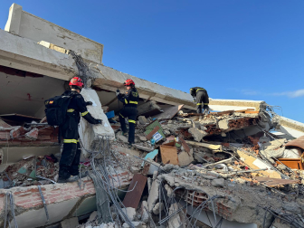 Rescatistas de la IAE Rescue bajo los escombros.