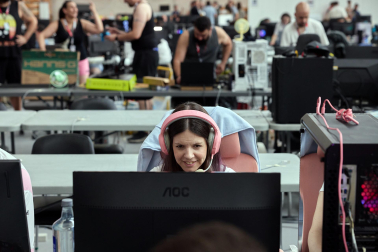 Ambiente y participantes en la apertura de la Navarra LAN Party 2026 en la UPNA