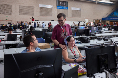 Ambiente y participantes en la apertura de la Navarra LAN Party 2026 en la UPNA