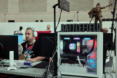 Ambiente y participantes en la apertura de la Navarra LAN Party 2026 en la UPNA