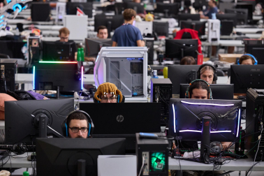 Ambiente y participantes en la apertura de la Navarra LAN Party 2026 en la UPNA