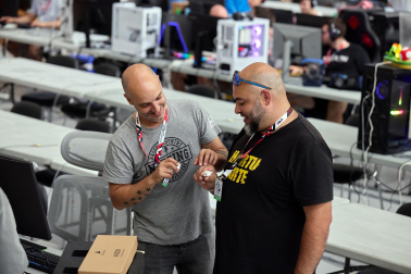 Ambiente y participantes en la apertura de la Navarra LAN Party 2026 en la UPNA