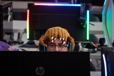 Ambiente y participantes en la apertura de la Navarra LAN Party 2026 en la UPNA