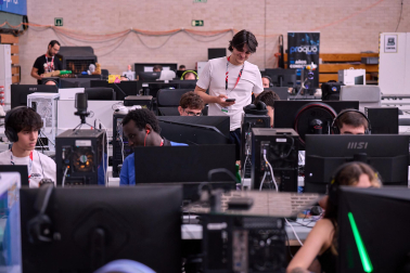 Ambiente y participantes en la apertura de la Navarra LAN Party 2026 en la UPNA