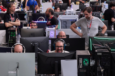 Ambiente y participantes en la apertura de la Navarra LAN Party 2026 en la UPNA