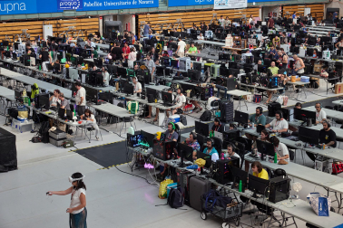 Ambiente y participantes en la apertura de la Navarra LAN Party 2026 en la UPNA