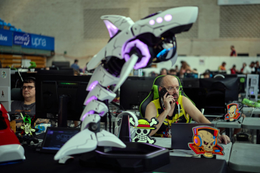 Ambiente y participantes en la apertura de la Navarra LAN Party 2026 en la UPNA