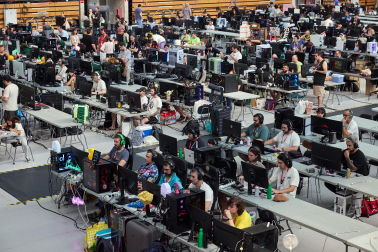 Ambiente y participantes en la apertura de la Navarra LAN Party 2026 en la UPNA