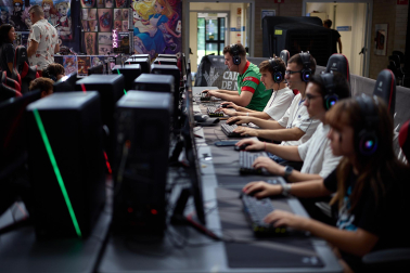 Ambiente y participantes en la apertura de la Navarra LAN Party 2026 en la UPNA
