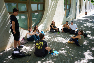 Varios estudiantes conversan en círculo durante uno de los primeros días de curso en la Universidad Pública de Navarra