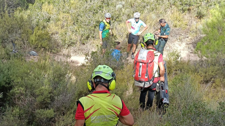 Vídeo del la evacuación de un ciclista que había sufrido un grave accidente en una zona escarpada de Aras