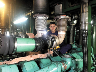 Iriarte, con 16 años, entre los motores de un barco