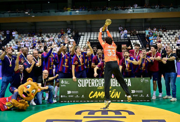 Los componentes del Barça, con Adrián Sola en primera fila, celebrando en Vigo la quinta Supercopa Ibérica que llevan a sus vitrinas