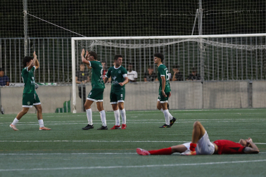 Los futbolistas del Gazte Berriak celebran la victoria ante el Subiza