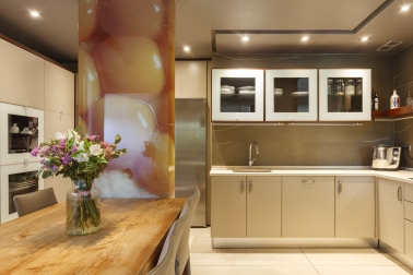 Cocina con amplia mesa de comedor