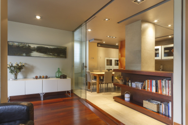 Una puerta corredera de cristal permite aislar el salón de la cocina