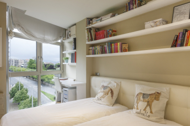 Dormitorio diseñado en tonos claros