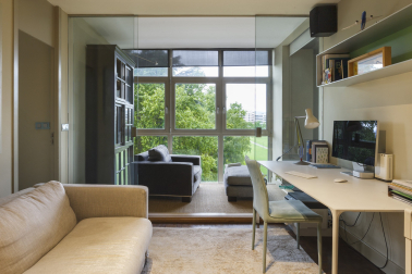 Dormitorio habilitado con zona de despacho para teletrabajo