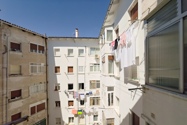 Estupendo piso para reformar en el II Ensanche